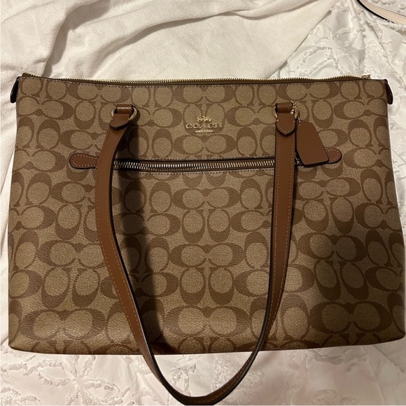 Coach Brown Tote Bag with Signature Pattern and Spacious Design - Picture 1 of 4